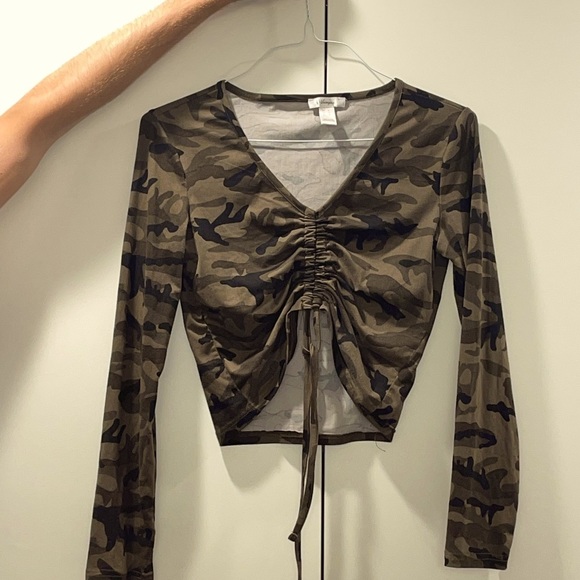 Army Green Camo Crop Top 💚 - Picture 3 of 5